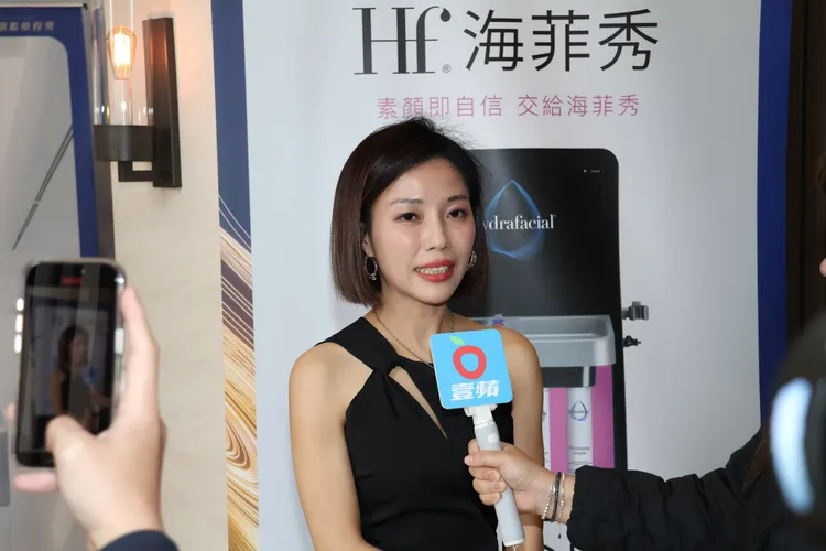海菲秀夺下「年度冠军热销保养疗程奖」，何晨瑄业务协理说「每15秒就有一人在做海菲秀」。特勤中心摄