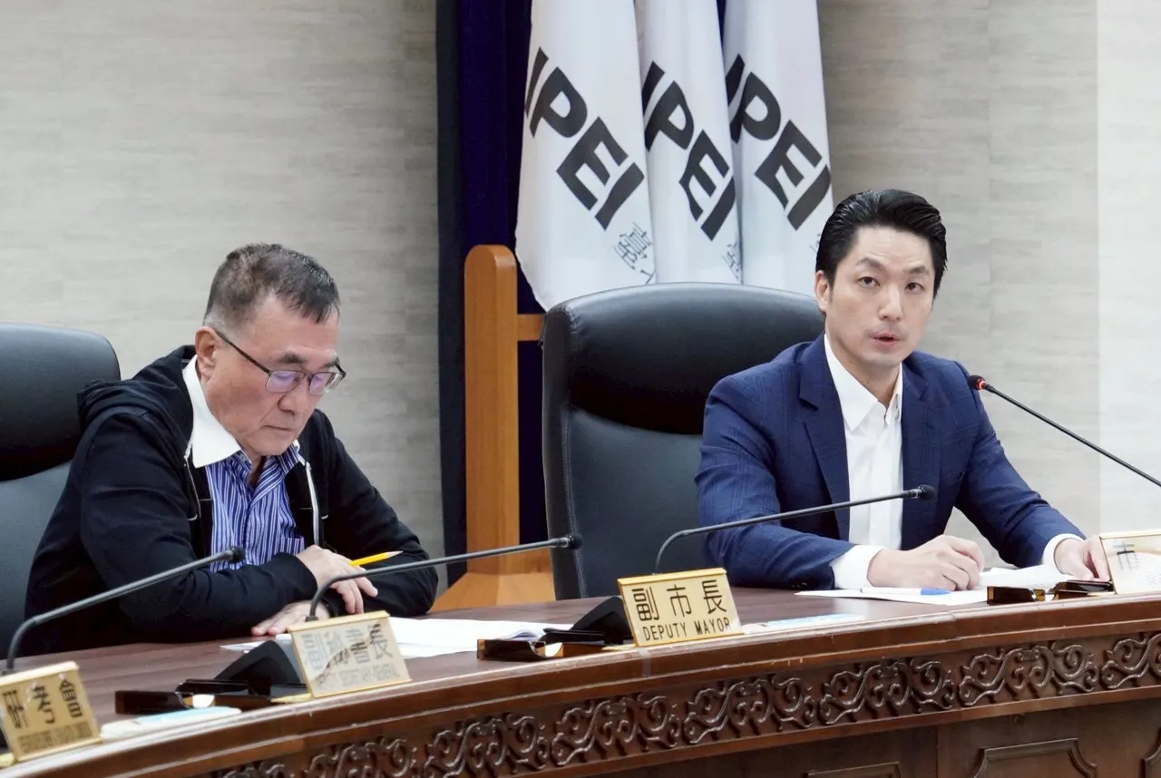 蒋万安（右）与李四川（左）出席台北市道路交通安全会报。北市府提供