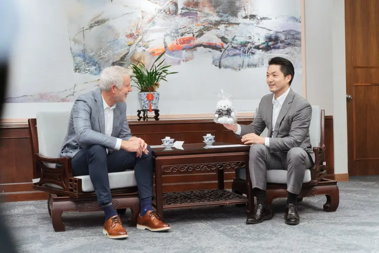 Scott Ekman（左）18日拜會蔣萬安（右），並遞交「書面投資意向書」。北市府提供