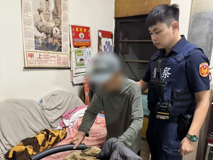 88歲陳翁出外買藥卻體力不支暫停路邊，幸好熱心民眾協助報案，才順利回家。翻攝畫面