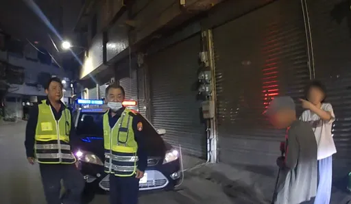 8旬翁外出買藥體力不支歇路邊　警靠「6號」拼湊歸途