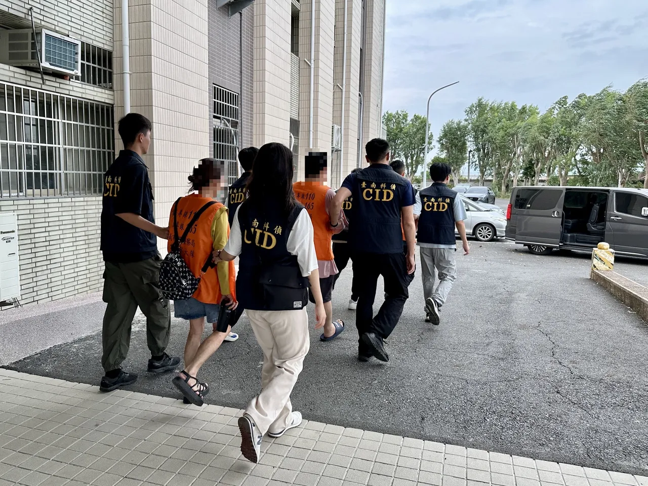 專案小組發動多次搜索，逮到鄭姓幣商及詐團水房、車手共6人，鄭男移送後聲押獲准。翻攝照片