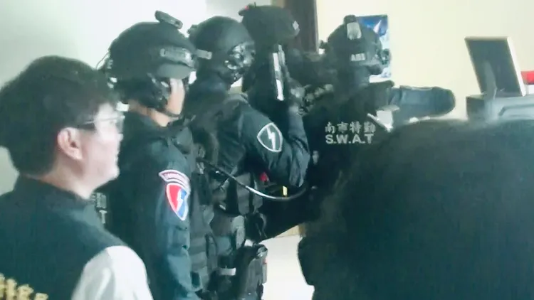 幣商與詐團勾結，以買賣虛擬貨幣為由行騙，40名被害人共被騙6000萬，警方陸續上門攻堅逮人。翻攝照片