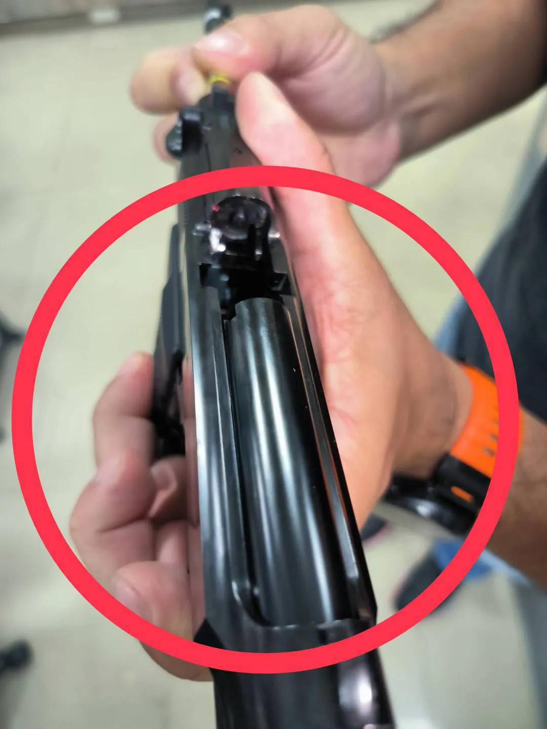 警方起出影片中的手枪，证实是塑胶玩具枪。民众提供