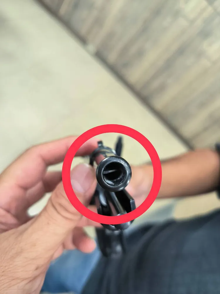 警方起出影片中的手槍，證實是塑膠玩具槍。民眾提供