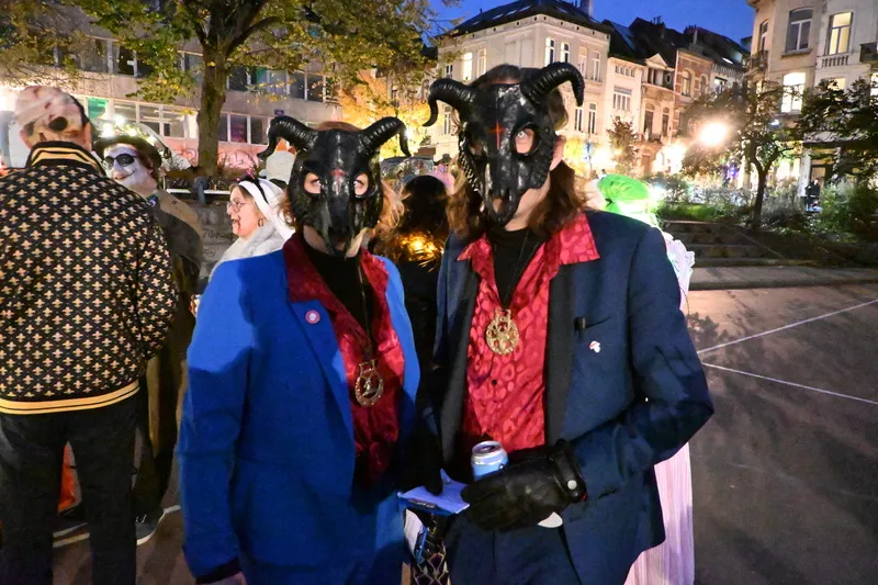 参与狂欢的民众。中央社