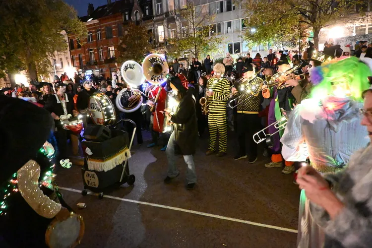 樂團演奏民眾跳舞。中央社