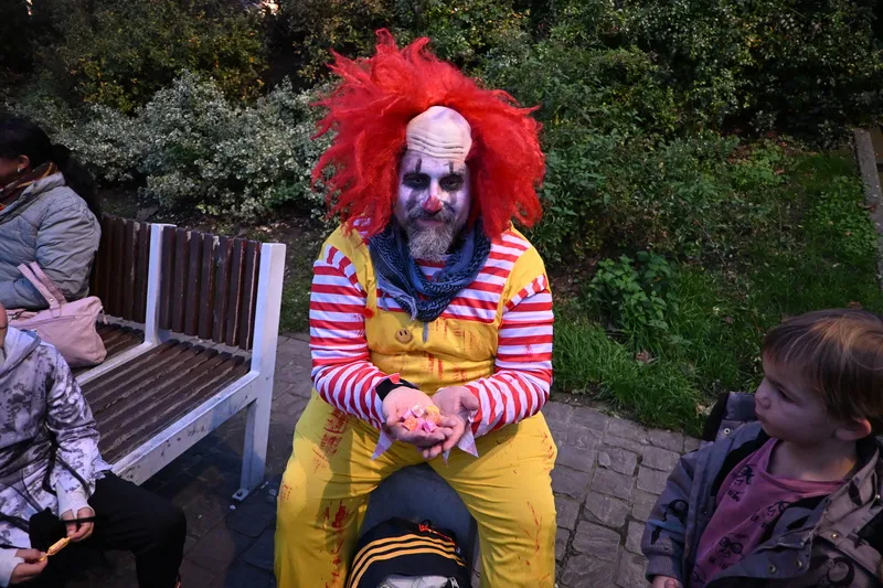 大人讨糖果吃。中央社