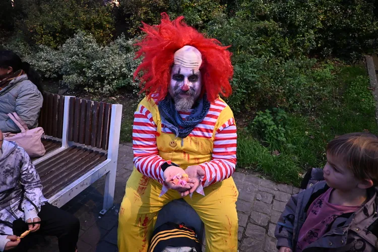 大人討糖果吃。中央社