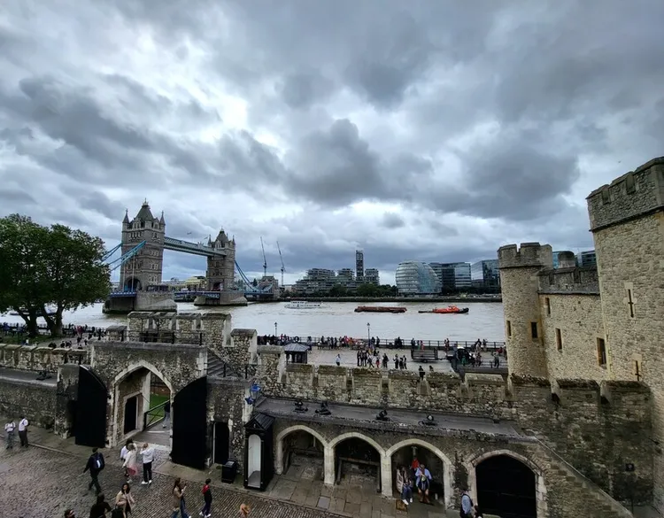 英国政府25日宣布，伦敦、利物浦、约克、曼彻斯特等观光旅游产业兴盛的英格兰大城，将可向过夜旅客征收城市旅游税，以拓展地方财源。图为伦敦地标伦敦塔桥和伦敦塔一隅。中央社