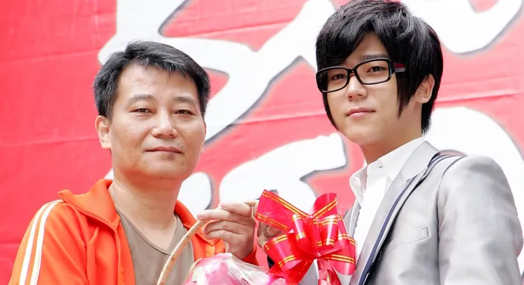 畢書盡（右）與父親畢福鬢（左）曾在出道簽唱會上罕見同台，也是父子15年來唯一一次同框。翻攝自蘋果新聞網YouTube頻道