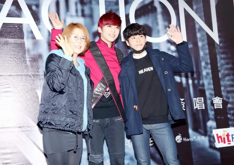 畢書盡（中）出道後，鮮少與家人公開亮相，圖為2014年母親（左）與弟弟（右）難得站台。翻攝自畢書盡臉書