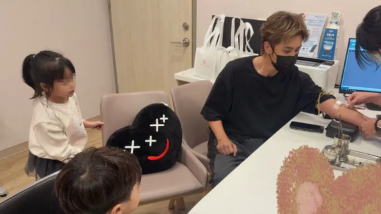 罗志祥抽血做DNA检验。翻摄小霜微博