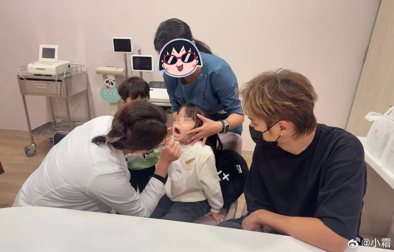 罗志祥和经纪人小孩一起验DNA。翻摄小霜微博