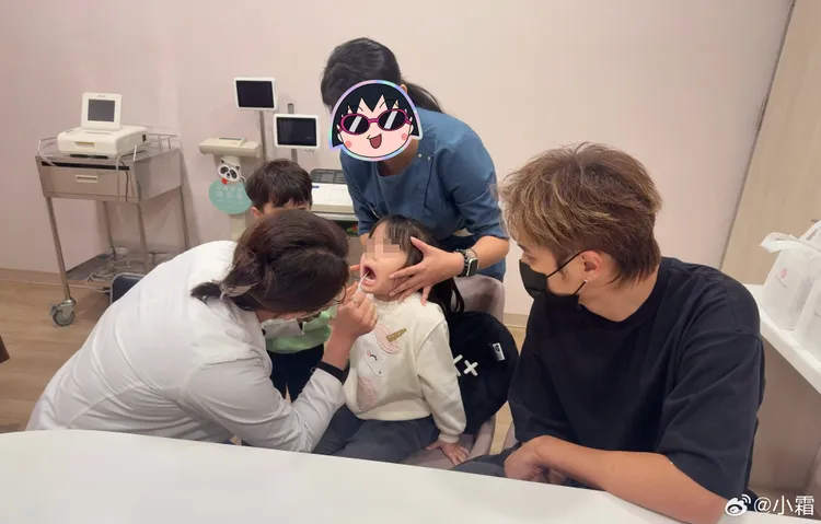 羅志祥和經紀人小孩一起驗DNA。翻攝小霜微博