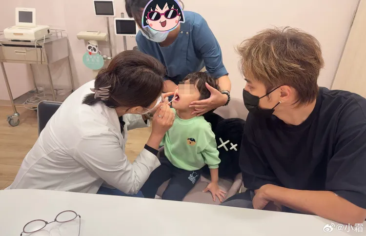 羅志祥和經紀人小孩一起驗DNA。翻攝小霜微博