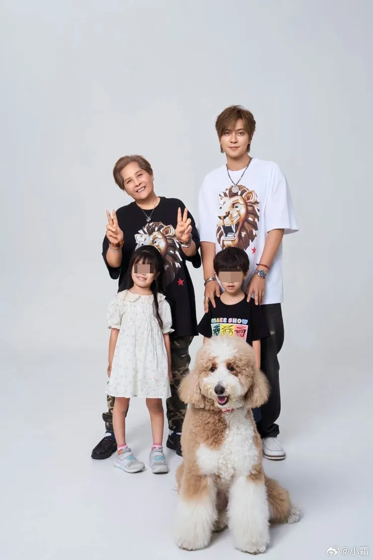 羅志祥和媽媽都很疼愛經紀人的小孩。翻攝小霜微博
