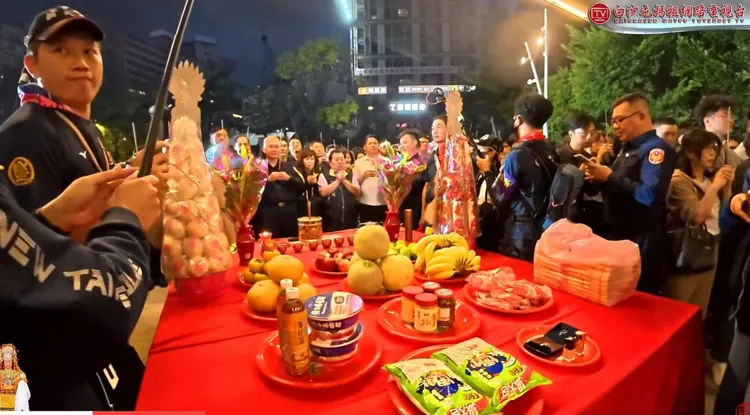新北市警察局同仁进香。翻摄自白沙屯妈祖网路电视台