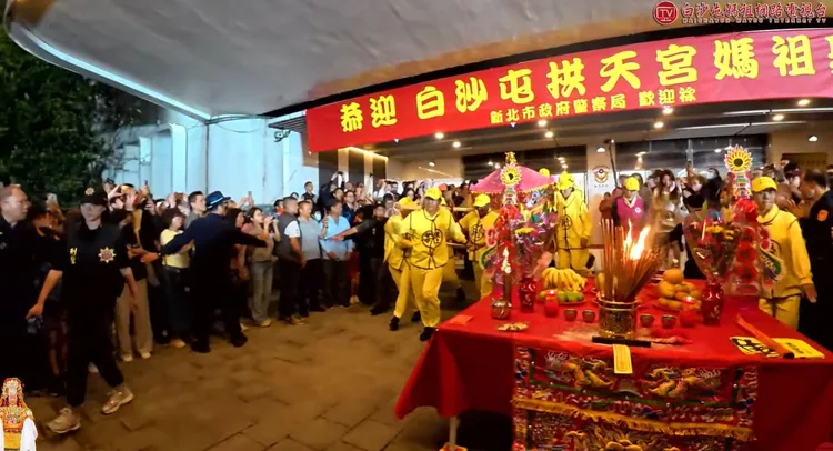 粉紅超跑駕臨新北市警局。翻攝自白沙屯媽祖網路電視台