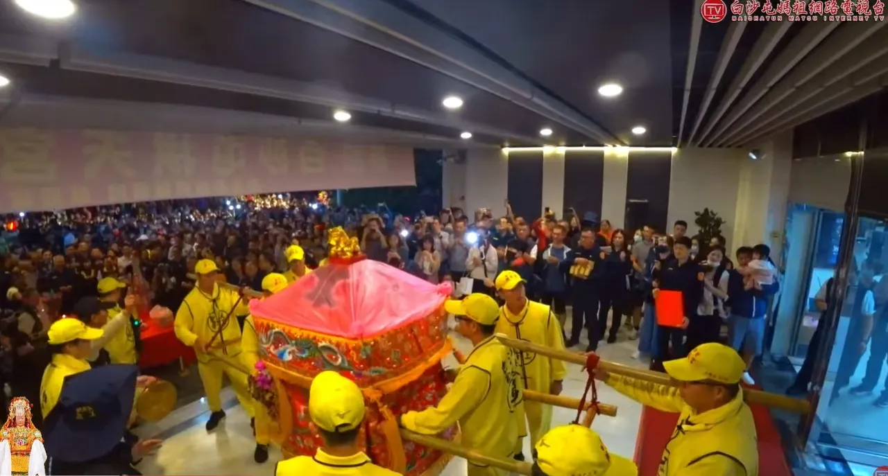 粉红超跑驾临新北市警局。翻摄自白沙屯妈祖网路电视台