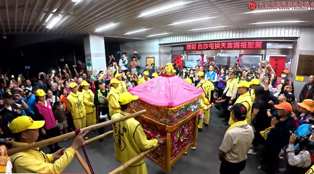 粉红超跑驾临板桥区公所。翻摄自白沙屯妈祖网路电视台