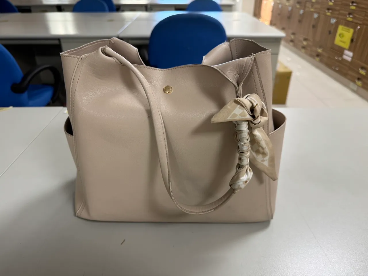 徐女的包包被窃走。翻摄画面