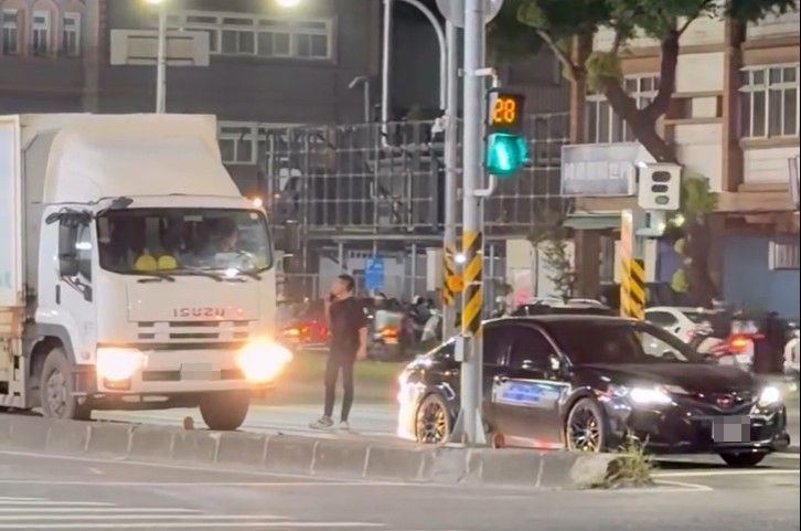 行車糾紛下車理論！管他大塞車　警方要查了