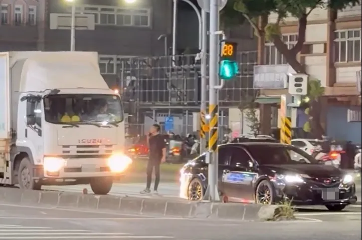 汽車駕駛下車與大貨車理論，造成大塞車。翻攝threads