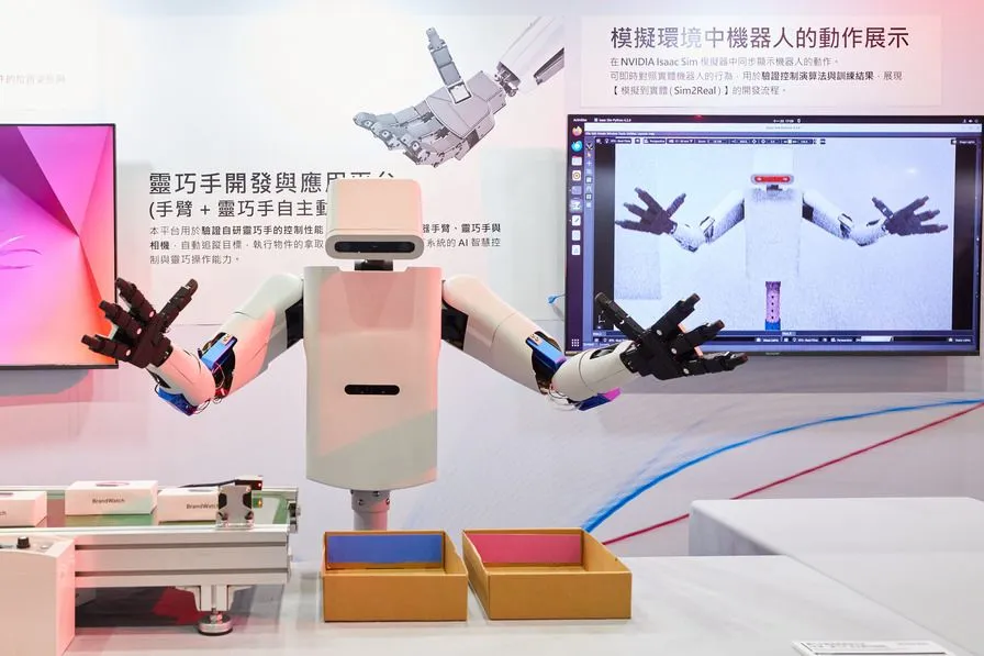 鸿海展示基于数位孪生打造的「AI 机器人精密组装工站」。取自鸿海科技日官网