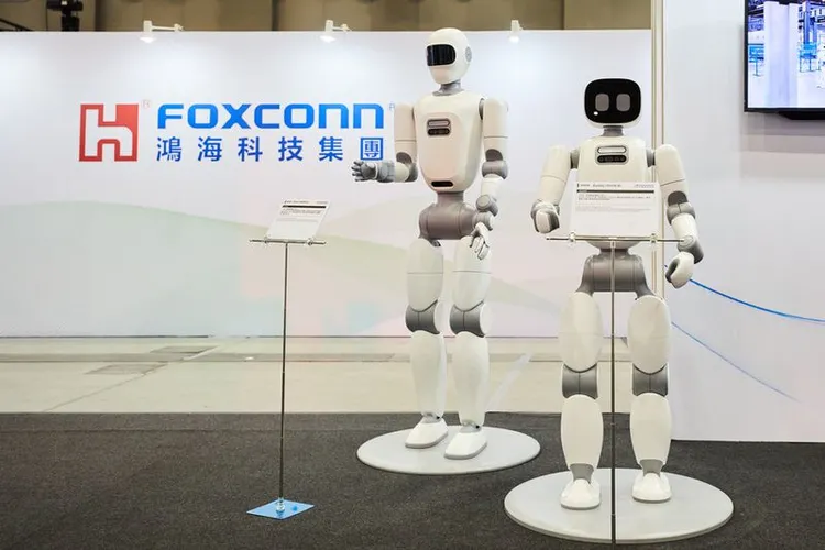 鴻海機器人訓練均建立在 NVIDIA Omniverse 生態上，利用 Isaac Sim 進行高仿真機器人模擬，縮短開發週期。取自鴻海科技日官網