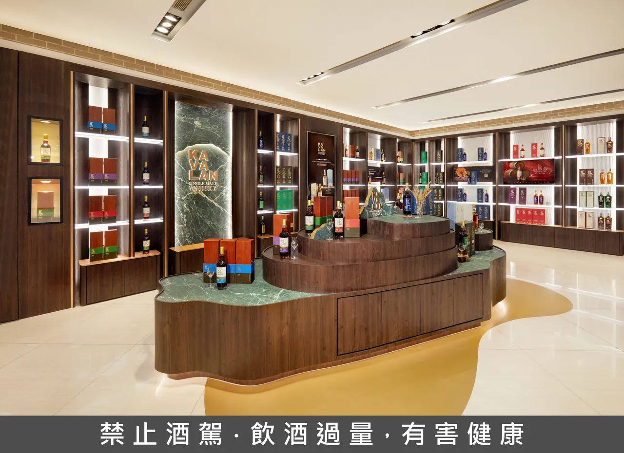 酒精浓度 43%，700ml，建议售价 3,850 元，锁定喜爱在旅途中寻宝的国内外旅客。