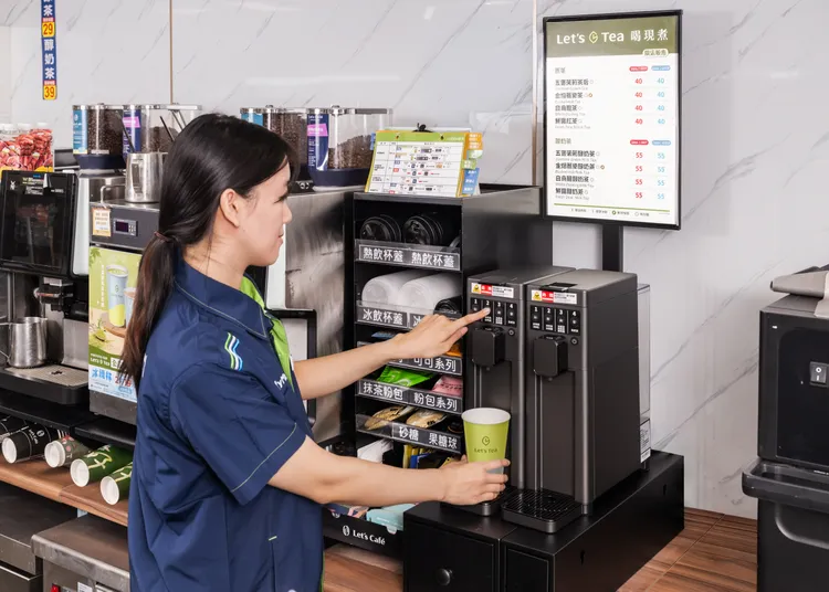 「智能膠囊茶機」跳脫傳統煮茶機茶槽限制採膠囊設計。全家提供