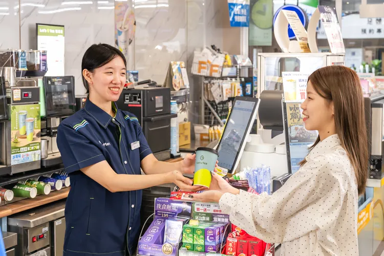即日起至12月9日推出Let’s Tea現煮茶原茶、奶茶買一送一優惠，消費者可透過全家APP地圖趣「Let’s Café & Let’s Tea地圖」查詢膠囊茶機門市。全家提供