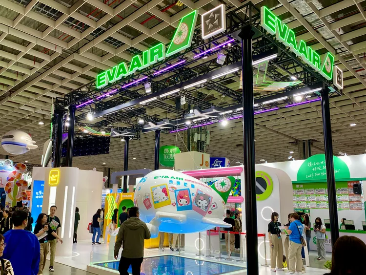 長榮航空以「這個世界就是我的遊樂園」為主軸，規劃新航點美國達拉斯、韓國釜山等景點的AI生成拍照區。莊偉祺攝