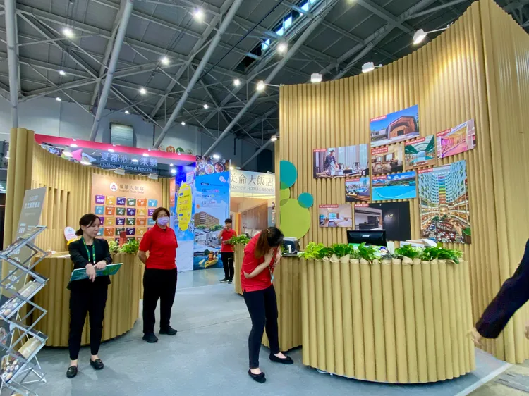 福華飯店集團今年展場大膽以回收紙管打造，同時宣布全面調整餐飲方向。莊偉祺攝