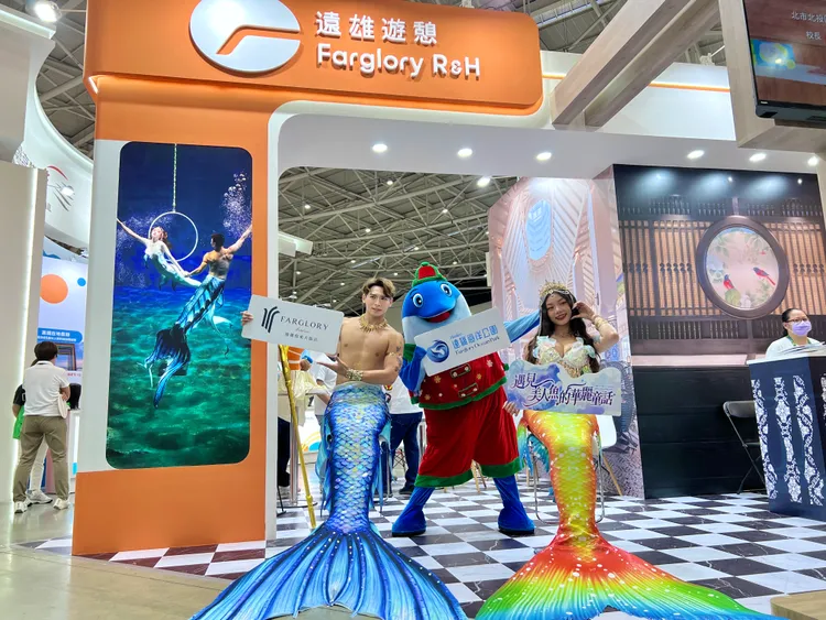 旅展現場有人魚公主、人魚王子現身可互動合照。遠雄遊憩休閒事業提供