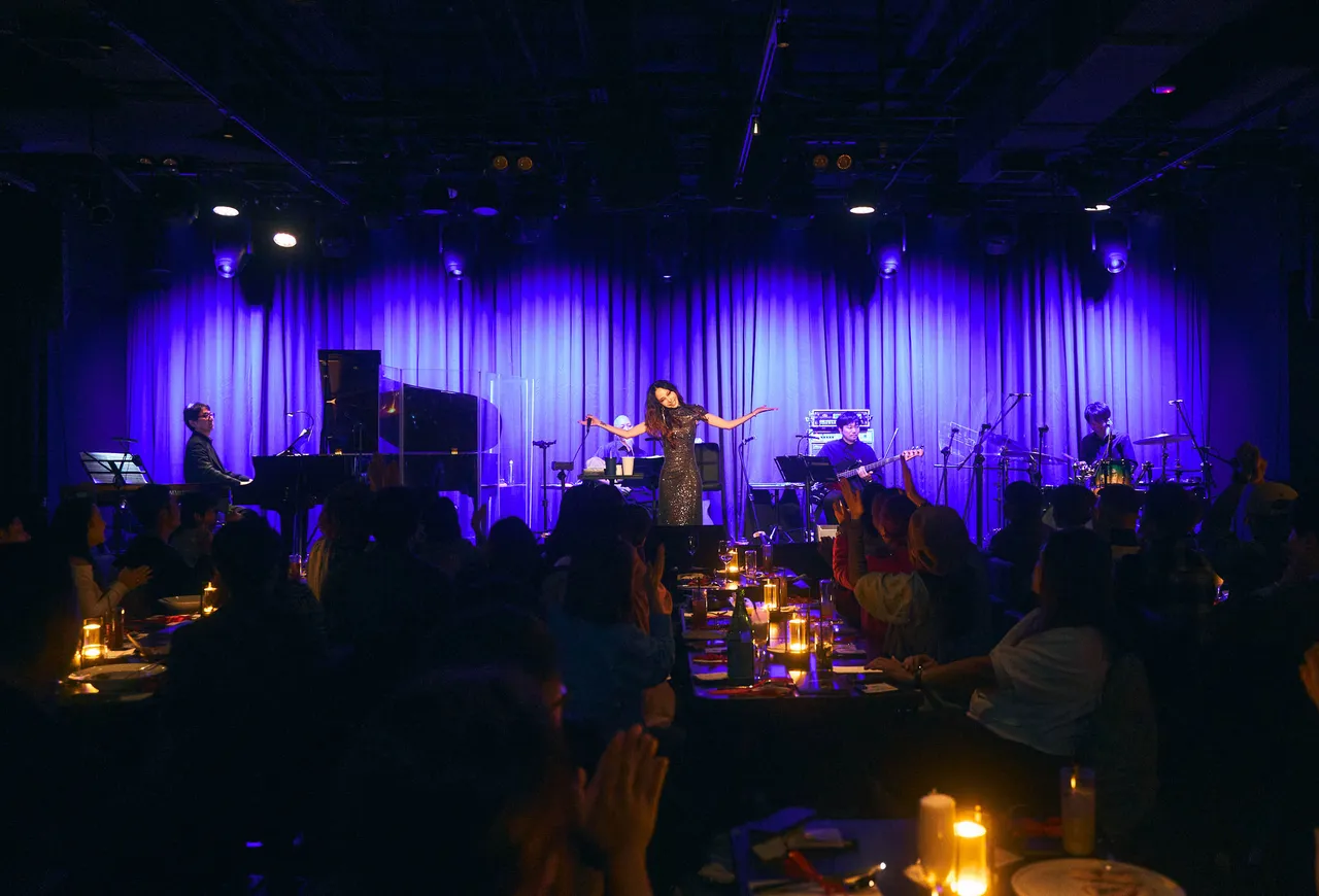 中岛美嘉注意到台下粉丝餐点几乎没吃，提醒大家记得用餐。Billboard Live TAIPEI提供