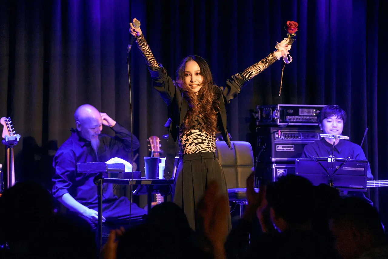 中岛美嘉手举玫瑰。Billboard Live TAIPEI提供