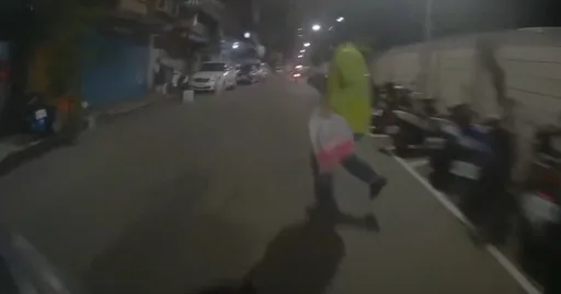 行人過馬路挨撞！騎士家人上傳事故影片喊「超衰」討拍　網友坐不住了