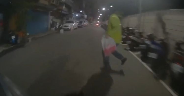 行人過馬路挨撞！騎士家人上傳事故影片喊「超衰」討拍　網友坐不住了