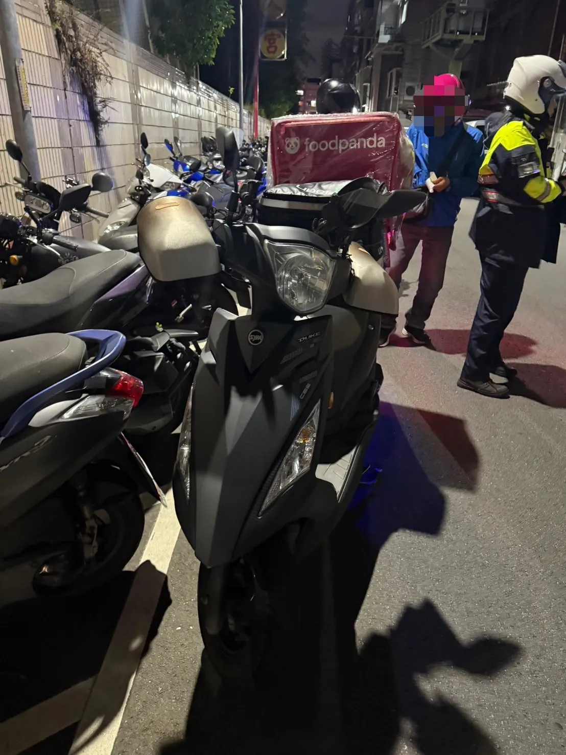 李男机车受损，家人将行车影片PO网直喊「行人我最大」，引发议论。翻摄画面