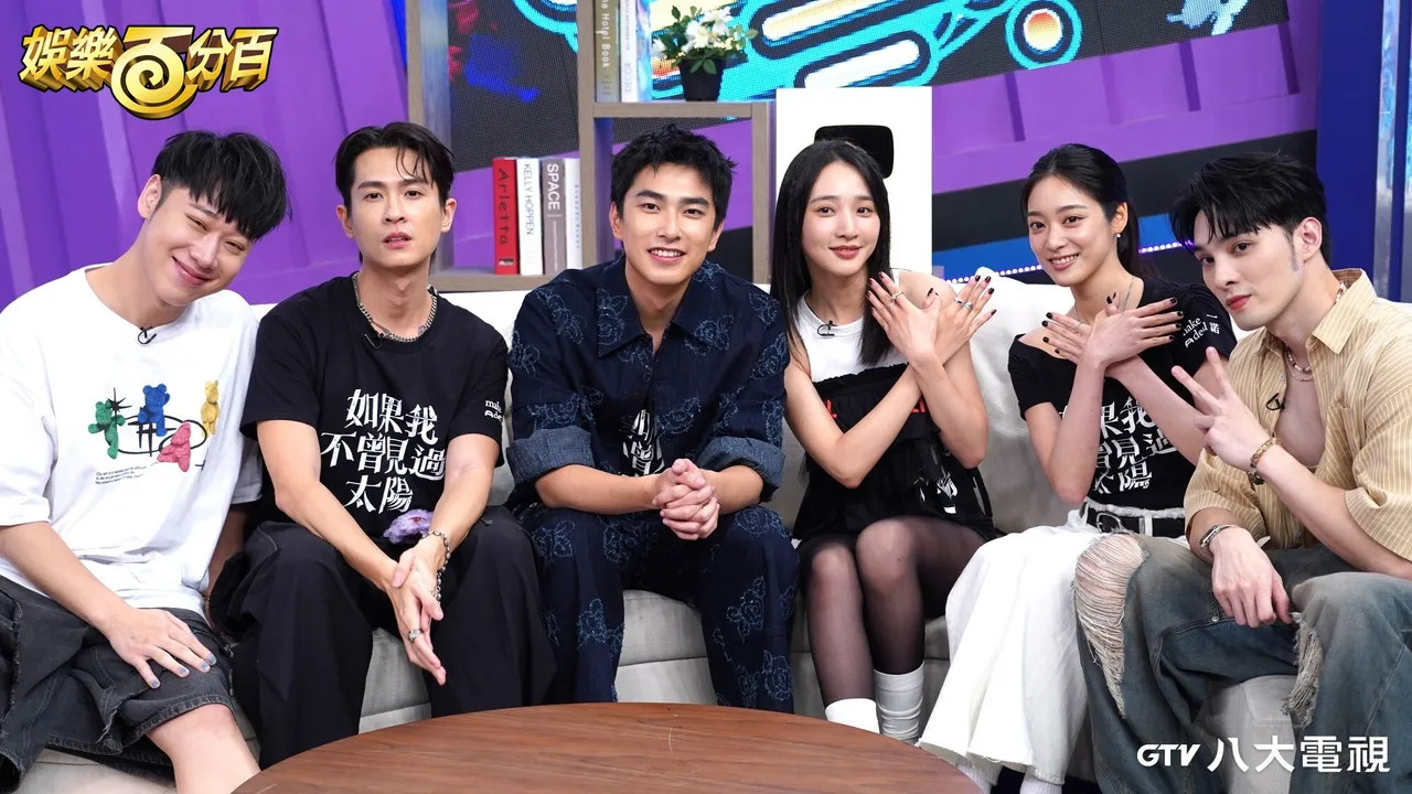 李沐（图右三）在新戏《如果我不曾见过太阳》中饰演芭蕾少女，透露自己儿时学舞因筋硬被老师退货。八大电视提供