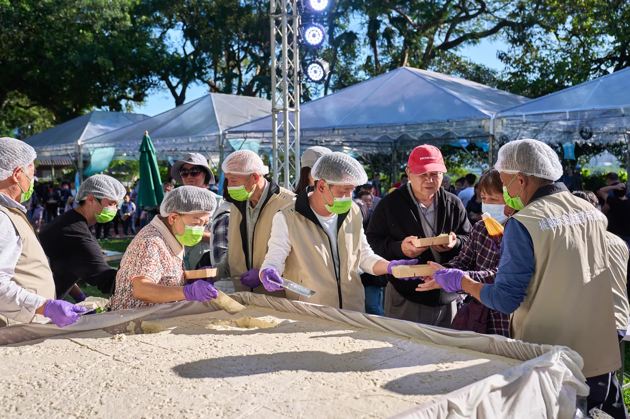 现场参加民众分食豆腐兜福气。观旅局提供