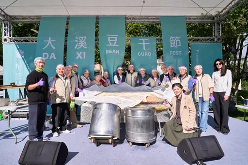 植感桃园大溪豆干节开幕　「香嫩白豆腐、豆粕黑蛋糕」千人兜福气