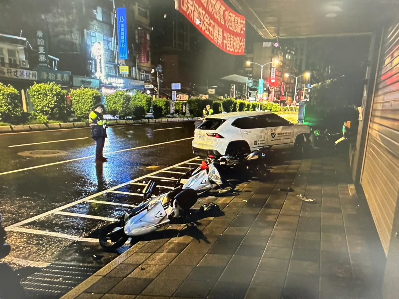 路边机车遭撞。翻摄画面