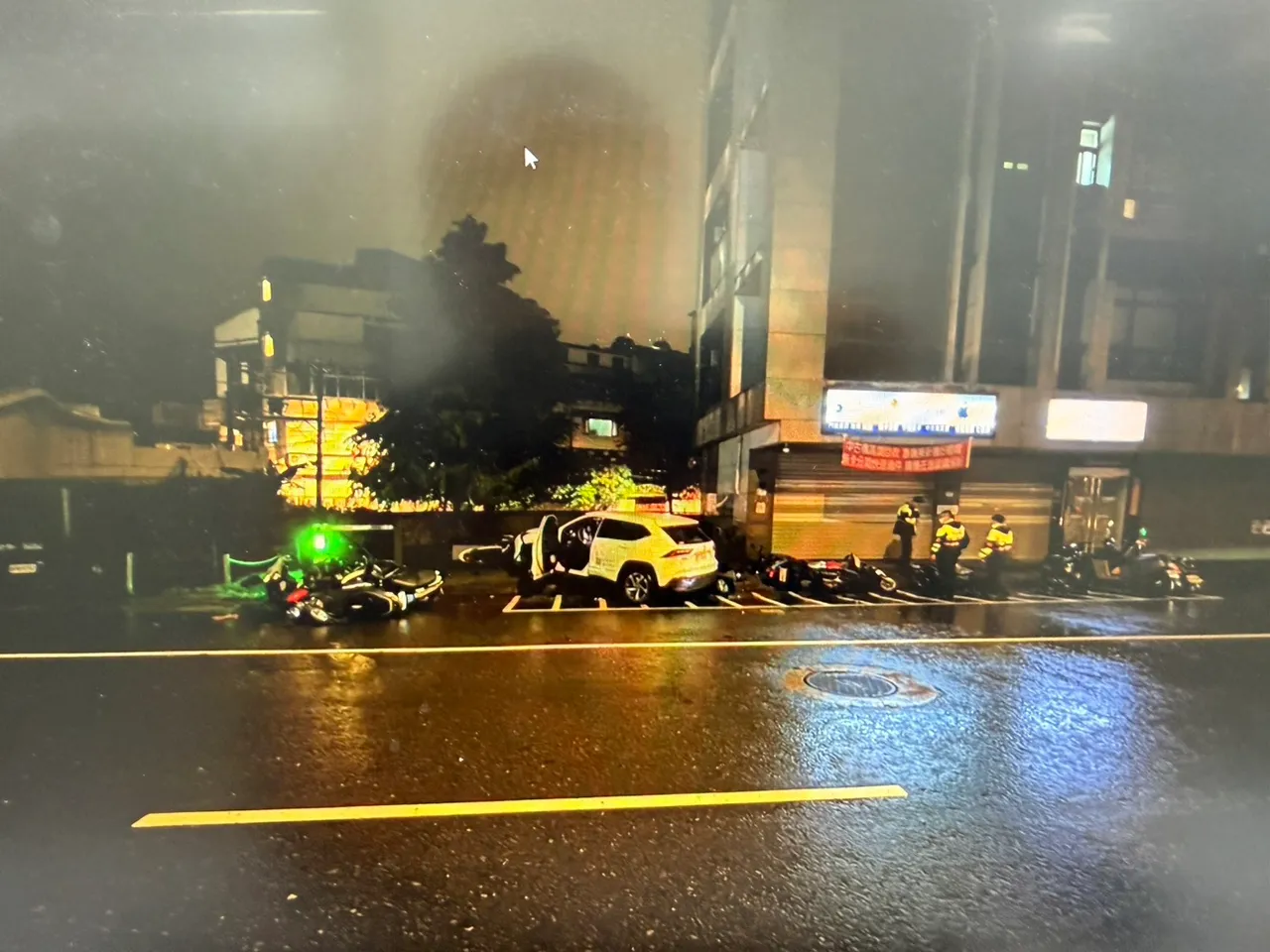 休旅车撞进停车格。翻摄画面