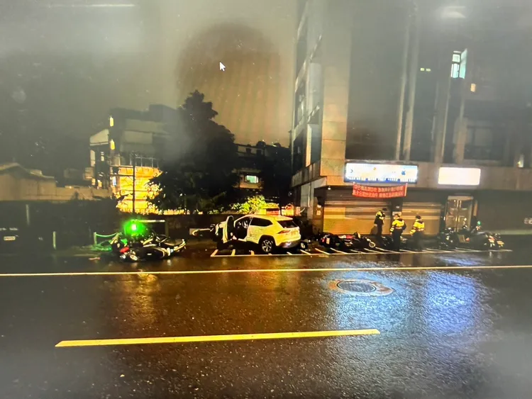 休旅車撞進停車格。翻攝畫面