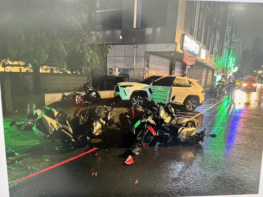 新店男開車撞整排路邊機車　21歲女大生車主起床下樓看「天塌了...」