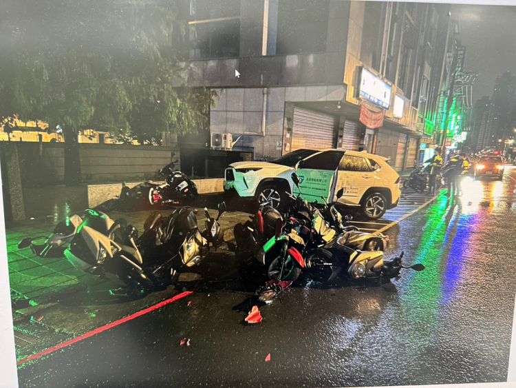 新店男開車撞整排路邊機車 21歲女大生車主起床下樓看「天塌了...」