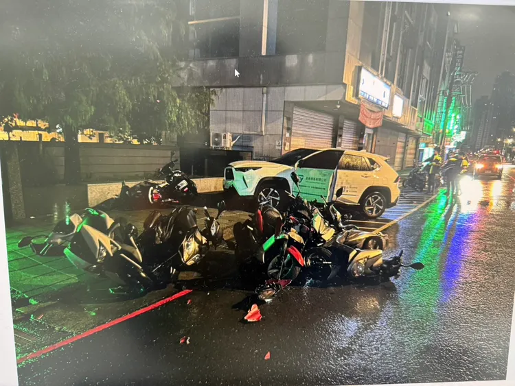 休旅车撞整排路边机车。翻摄画面